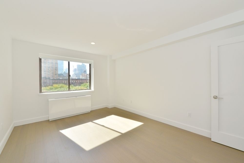 311 W 50th St, #5W